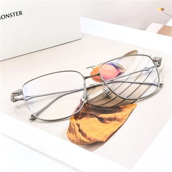 {{photo.Alt || photo.Description || 'GENTLE MONSTER ACADEMYA Titanium серебро'}}