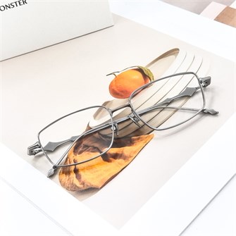 {{photo.Alt || photo.Description || 'GENTLE MONSTER ATOMIC Titanium серебро'}}