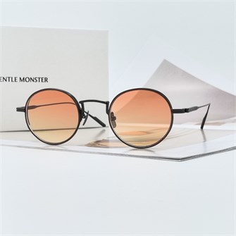 {{photo.Alt || photo.Description || 'GENTLE MONSTER DEAR CLASSIC X Titanium графит оранжевый'}}