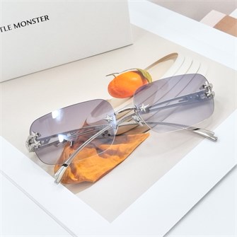 {{photo.Alt || photo.Description || 'GENTLE MONSTER &amp; JENNIE GLITTER Titanium серебро серый'}}