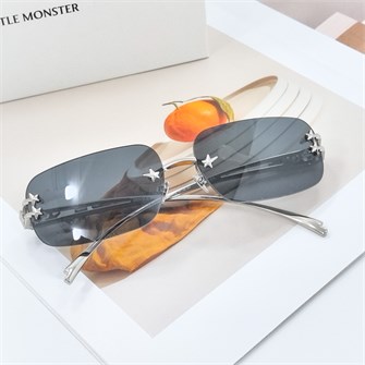 {{photo.Alt || photo.Description || 'GENTLE MONSTER &amp; JENNIE GLITTER Titanium серебро черный'}}