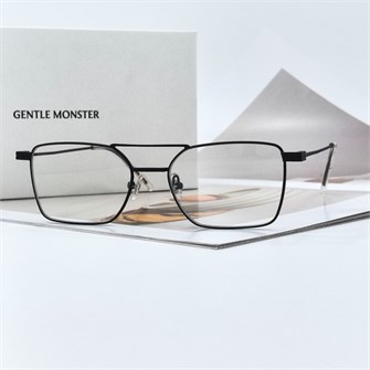 {{photo.Alt || photo.Description || 'GENTLE MONSTER MARON Titanium M01 черный матовый'}}