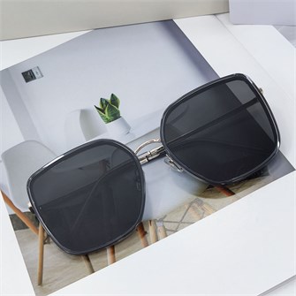 {{photo.Alt || photo.Description || 'GENTLE MONSTER MUMU серый черный'}}