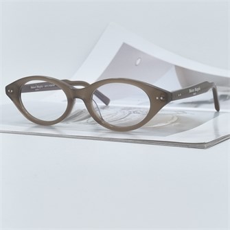 {{photo.Alt || photo.Description || 'GM &amp; MAISON MARGIELA MM111 кофейный'}}