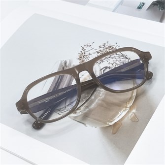 {{photo.Alt || photo.Description || 'GM &amp; MAISON MARGIELA MM113 кофейный'}}