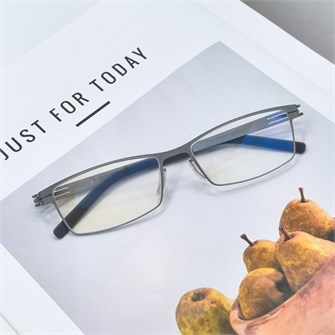 {{photo.Alt || photo.Description || 'ic!Berlin Alwin C. chrome'}}