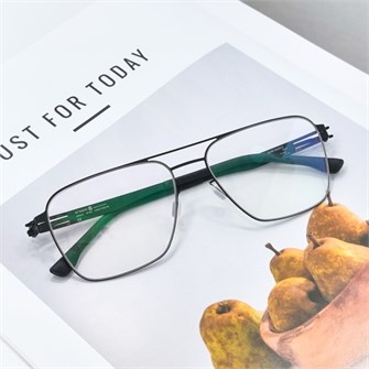 {{photo.Alt || photo.Description || 'ic!Berlin Sandro K. black'}}