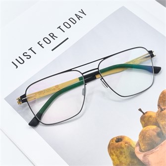 {{photo.Alt || photo.Description || 'ic!Berlin Sandro K. sun gold'}}