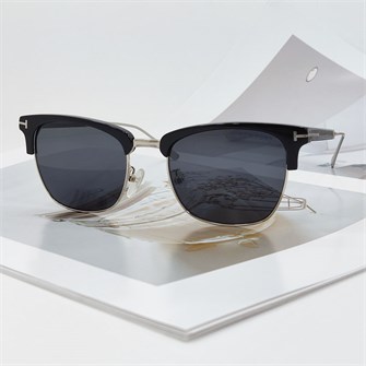 {{photo.Alt || photo.Description || 'TOM FORD FT5590 черный черный'}}