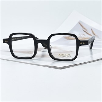 {{photo.Alt || photo.Description || 'MOSCOT ZOLAMAN BLACK'}}